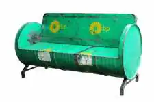 Sofa Modell 01 für 3 Personen. Hergestellt aus einem Ölfass, aus einem recycelten Ölfass. Aus Stahlblech 